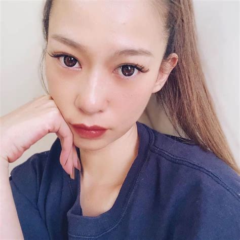 長谷川唯さんのインスタグラム写真 長谷川唯Instagram 今日は眉毛とリップのみ髪はアップにして超簡単な仕上げ