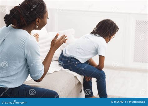 Quarrel Between African American Mom And Daughter 库存图片 图片 包括有 学科 问题 165479211