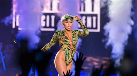 Miley Cyrus Brings Emotion To Her ‘bangerz Tour The New York Times