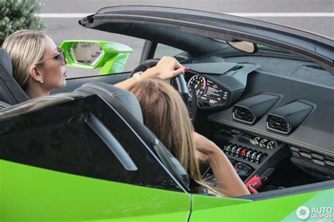 Hot Girl Lái Lamborghini Huracan Spyder Khiến Ai Cũng Phải Ngoái Nhìn