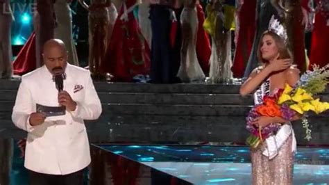 Well This Is Awkward Steve Harvey Crowns The Wrong Miss Universe On Live Tv How Would You