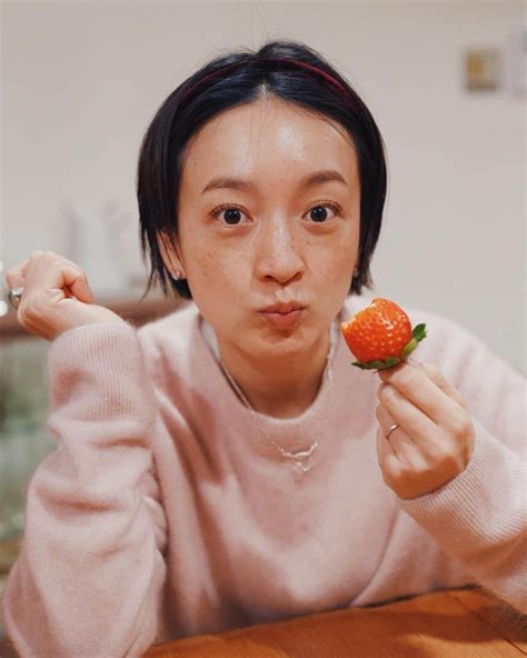 高山都さんのインスタグラム写真 高山都instagram 「すごいイチゴが届いて感動している😳 cadeaurouge jp もはやスウィーツ！ 大きさにもジューシーさにも甘さにも驚き