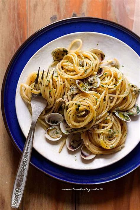 Uno spicchio d'aglio 1 peperoncino 60 g di pistacchi. Spaghetti alle Vongole perfetti! (Ricetta originale napoletana passo passo)