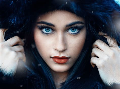 Sexy Blue Eyed Long Haired Brunette Teen Girl Wallpaper 5580 1400x1050