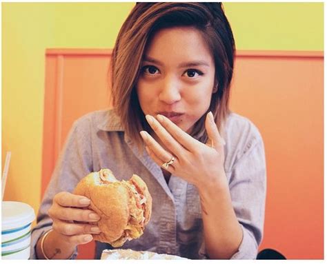 Carissa Alvarado Is Seriously So Beautiful That She Still Looks Flawless While Eating A Burger