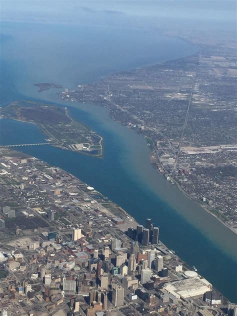 Difference between Canadian & US sides of the Detroit River : r