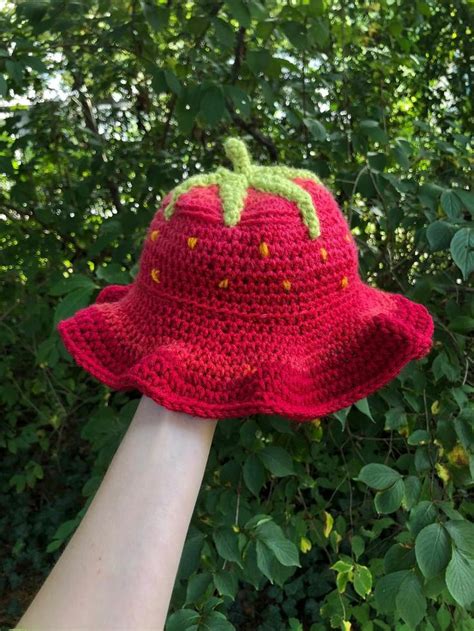 Crochet Strawberry Bucket Hat PATTERN | Crochet clothes, Crochet