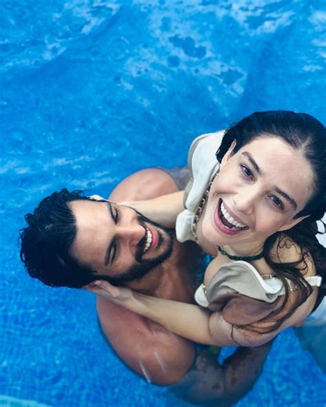 Özge gürel y serkan Çayoğlu amar es primavera un romance de película en la vida real foto 2