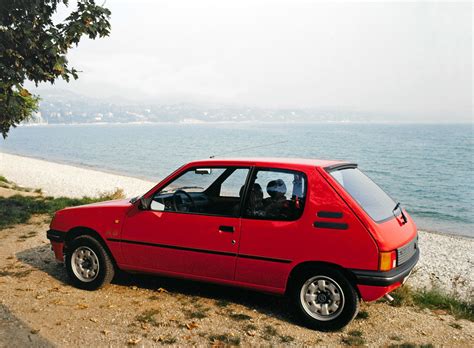 It was declared car of the decade by car magazine in 1990. Peugeot 205 XS : une gamme en dessous