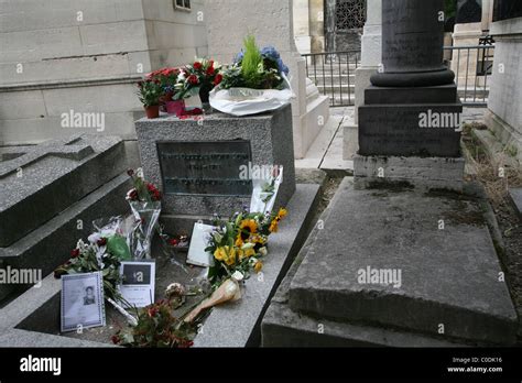 Pere Lachaise Cemetery Paris Grave Of Jim Morrison Stock Photo Alamy