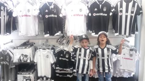 Kartalin kaya tepelerine kurdugu ve genellikle ici ve etrafi kucuk hayvan kemikleri, yavru kartal tuyleri vs ile dolu olan kocaman sepet yuva. BEŞİKTAŞK KARTAL YUVASI - YouTube