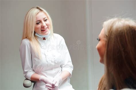 Dentista En Oficina Dental Que Habla Con El Paciente Femenino Y Que Se