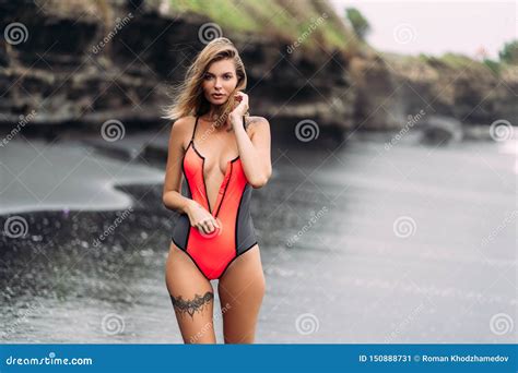 Bella Ragazza Sexy Con I Grandi Seni Nelle Pose Rosse Del Costume Da Bagno Sulla Spiaggia Di