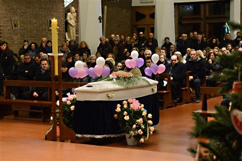 Una Folla Commossa Ai Funerali Di Beatrice Attualità Voce Notizie Di