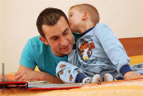 Foto Stock Padre E Hijo Compartiendo Y Leyendo Un Cuento Adobe Stock