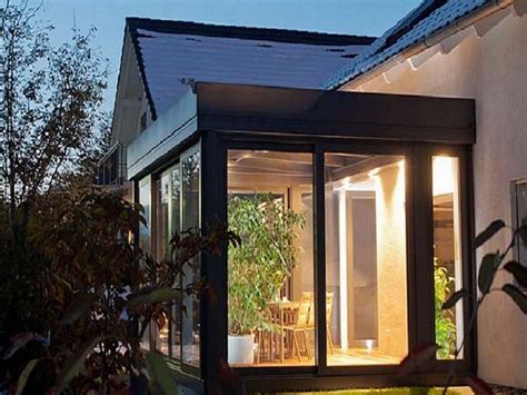 Installati sopra o sotto al tetto vetrato, provvedono a un clima piacevole e a uno schermo di protezione antiabbagliante. Giardini d'inverno verande