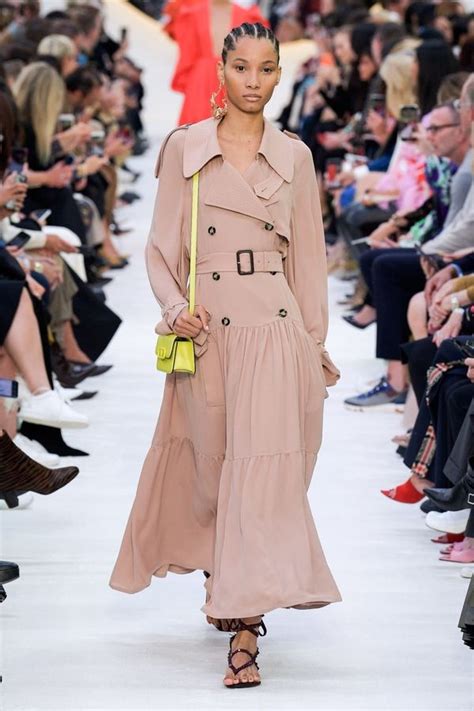 Fashion Week De Paris Le Défilé Valentino Printemps été 2020 Paris