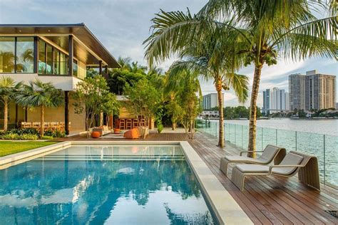 Floating Eaves Residence Affluent Contemporary Paradise In Miami