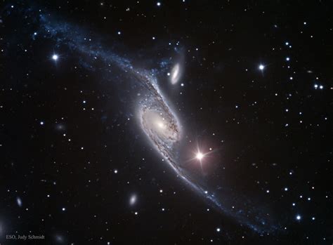 NGC 6872 Uma galáxia espiral esticada capturada pelo VLT ESO e