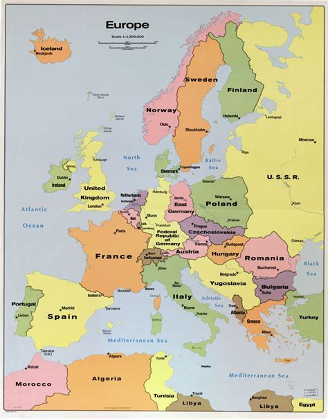 En alta resolución detallado mapa político de Europa con las marcas de capitales grandes