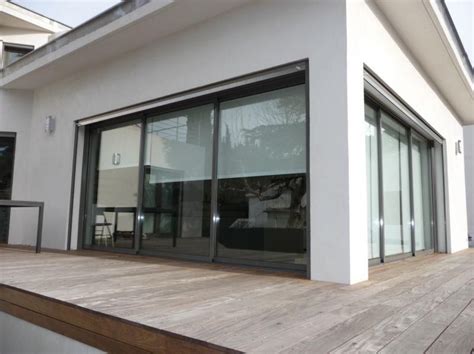 Vous êtes plutôt avec rideau ou sans rideau avec des baies vitrées ? Baie vitrée 3 vantaux | Fenêtres noires extérieur, Baies ...