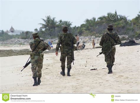 Soldaten Patrouillieren Einen Strand Stockbild Bild Von Schützen