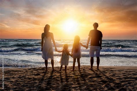 Glückliche Familie Im Sommerurlaub Steht Händehaltend Am Strand Und Genießt Den Sonnenuntergang