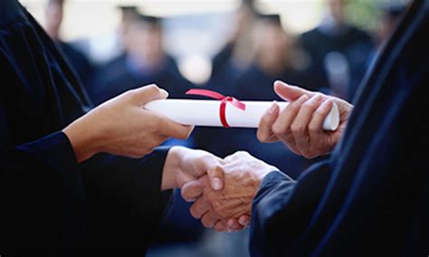 Graduan yang ada pada masa kini lebih memilih untuk bekerja dalam pejabat yang berhawa dingin berbanding bekerja di ladang ternakan. Penyelesaian masalah pengangguran siswazah, anak muda