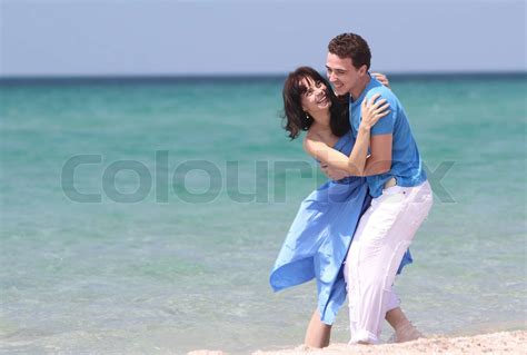 Junge Liebende Paar Spaß Am Strand Stock Bild Colourbox