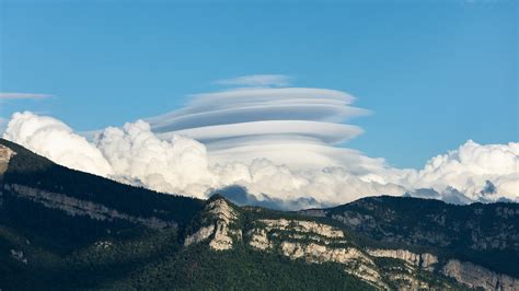 Beautiful lenticular cloud - France [OC][2048 x 1152] : EarthPorn