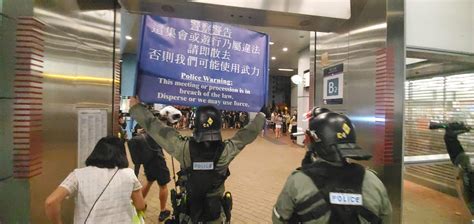 数百人香港地铁口外聚集 防暴警蓝旗警告散去凤凰网