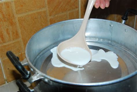 Campur tepung dan air kemudian kacau sehingga sebatkukus dalam. MATDINGUNUNG.BLOGSPOT.COM: CARA-CARA NAK BUAT KUAH LAKSAM