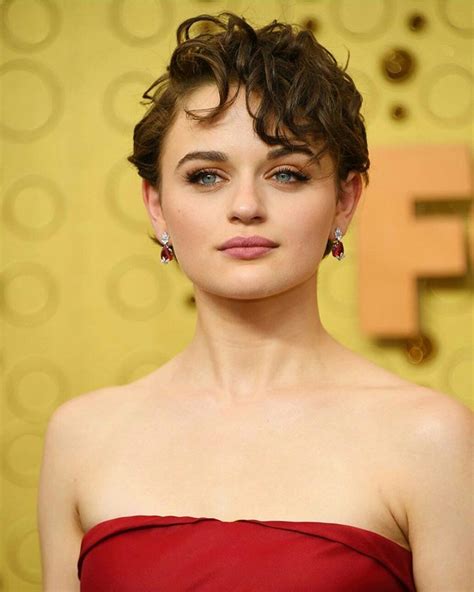hollywood glamour short curly hair curly hair styles glamouröse outfits joey king the emmys