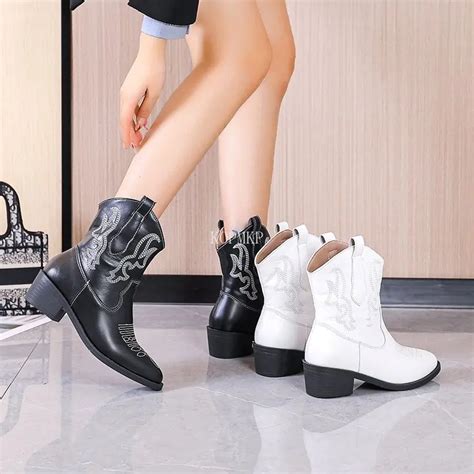 2023 Pu Embroidered Boots Women Pointed Toe Square Heel Autumn Winter