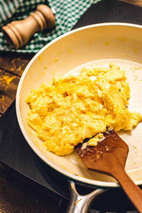 The Best Scrambled Eggs Light And Fluffy Julies Eats And Treats