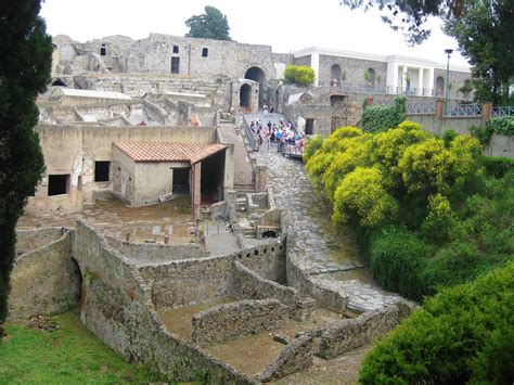 Pompei, milattan önce 79 yılında oldukça zengin, deniz kıyısında, capri pompei şehri hakkında efsaneye varan birçok söylenti bulunmaktadır. University of Life: Pompei & Naples