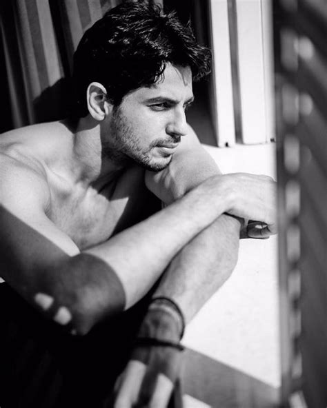 Sidharth Malhotra Looks Beyond Hot In This Shirtless Photo Sidharth Malhotra Hot And Sexy