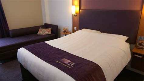 Premier inn along with travelodge are the two leading no frills budget chain hotels in the uk in terms of numbers of hotels. "Zimmer" Premier Inn London Kensington - Earls Court ...