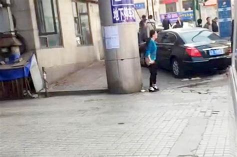 Video Woman Drops Her Trousers And Has A Poo In Broad Daylight Daily