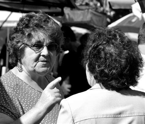 Comadres Talking Market Place Caldas Da Rainha Portuga Pedro