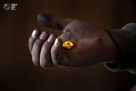 Шахтёры из инты и воркуты стучат касками по брусчатке. Шахтеры-ниндзя: Добыча золота в Монголии