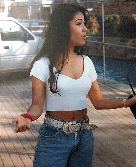 Pin By 𝓞 On ༻ La Reina Selena Quintanilla Outfits Latina Fashion