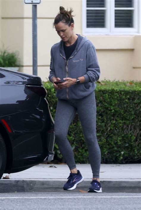 Jennifer Garner Back To Her Car In Los Angeles 06012023 Hawtcelebs