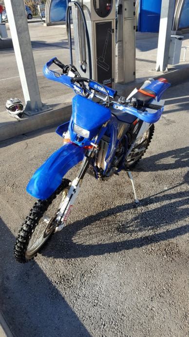 The unique octagonal shape of the muffler has superior noise canceling features; Yamaha WR450F (Wr450) 449 cm3, 2004 god.