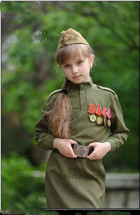 俄罗斯超美小萝莉穿军装拍萌照 新浪图片
