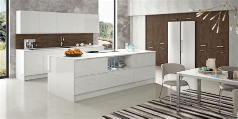 Todo cuanto nazca de la imaginación de un cocinas con color. The white modern kitchen with a twist
