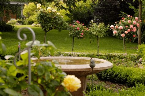 Dieser einfache und sehr romantische natursteinbrunnen für den garten wurde nach vorlage eines quellwasserbeckens gestaltet, wie es im mittelalter in vielen dörfern in der provençe üblich war. Natursteinbrunnen für den Garten - Materialien, Formen ...