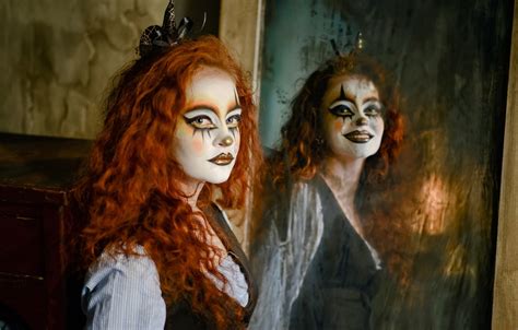 Обои взгляд девушка свет улыбка стиль отражение портрет макияж зеркало клоун рыжая