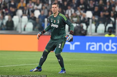 His jersey number is 1. Wojciech Szczęsny wita Aarona Ramseya w Juventusie ...