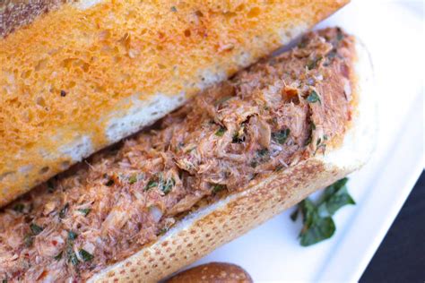 Перевод слова tuna, американское и британское произношение, транскрипция, словосочетания, однокоренные слова, примеры использования. Moroccan Harissa Tuna Sandwich - Marx Foods Blog